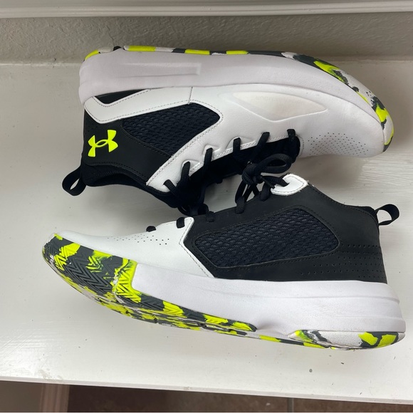 Under Armour basketball sneakers men’s 10.5 women’s 12 black with camo - Picture 4 of 10